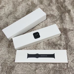 iWatch Series 5 Space Gray 40mm Packaging, m/l & s/m band & charging cable